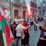El preso de ETA Xabier Ugarte (c) a su llegada a la localidad guipuzcoana de Oñate.