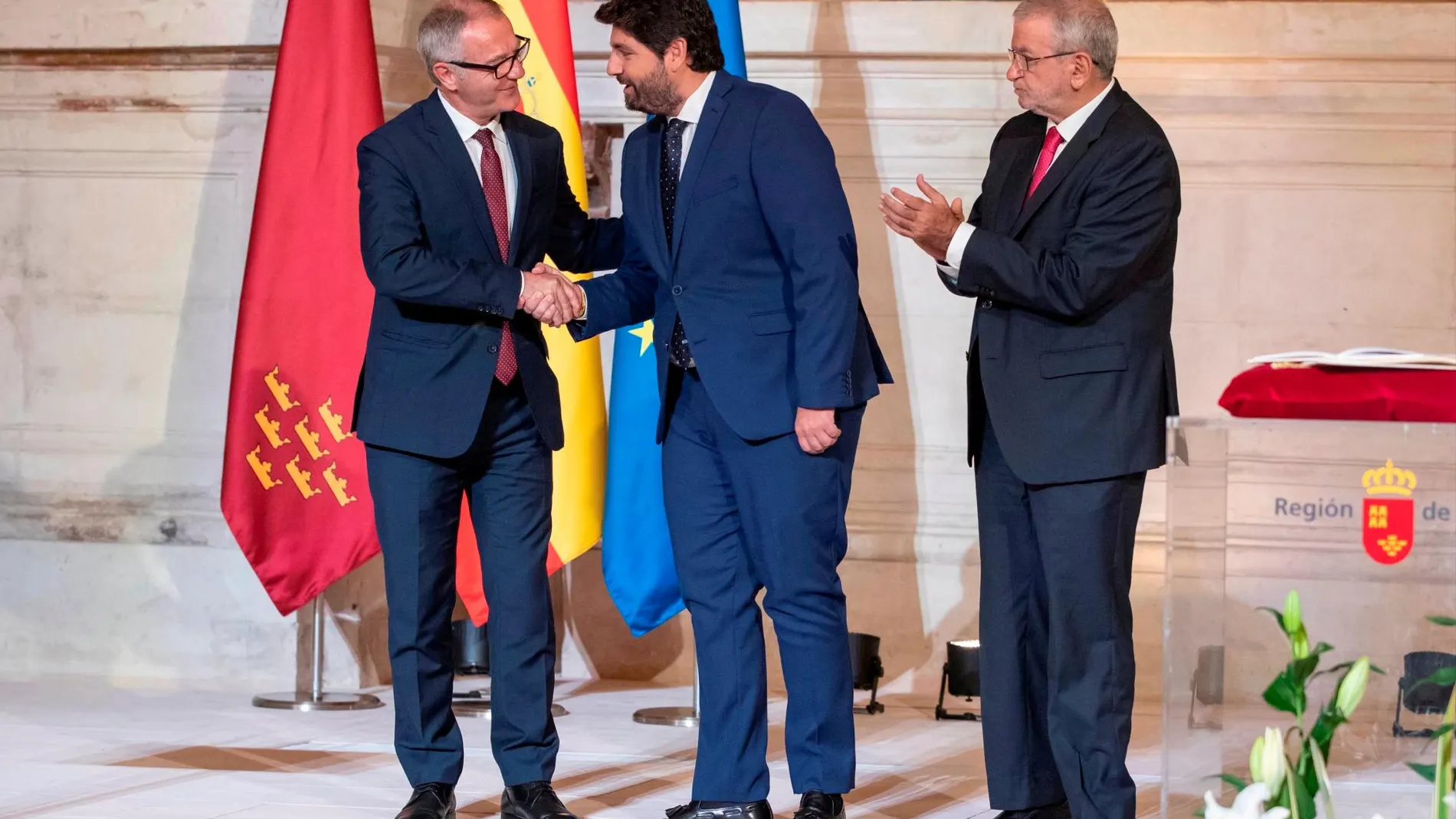 El presidente de la Región, Fernando López Miras, saluda al ministro de Cultura, José Guirao, en presencia del presidente del Parlamento murciano, Alberto Castillo