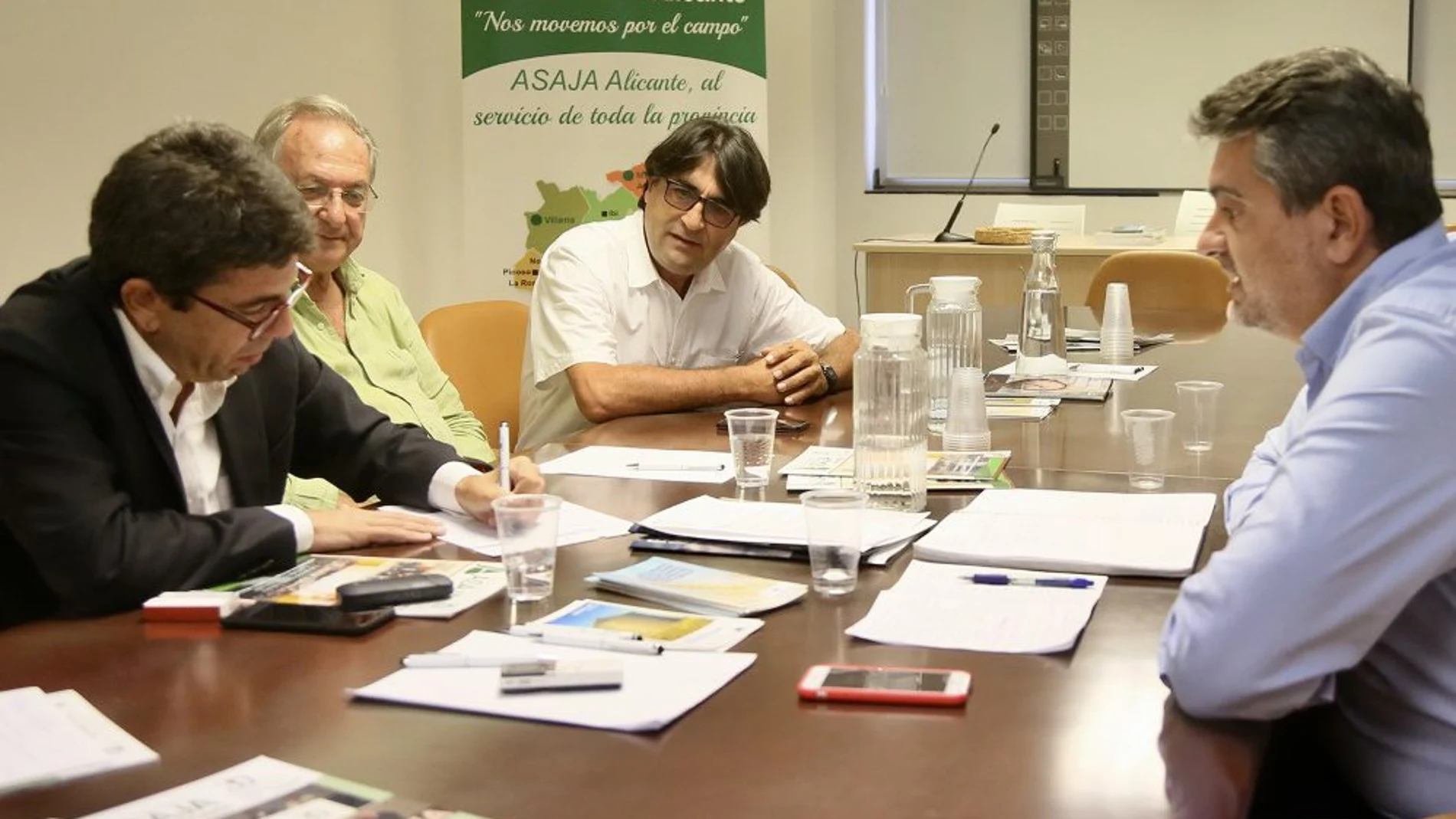 El presidente de la Diputación de Alicante, Carlos Mazón, con los representantes de ASAJA, Eladio Ainorte y José Vicente Andreu