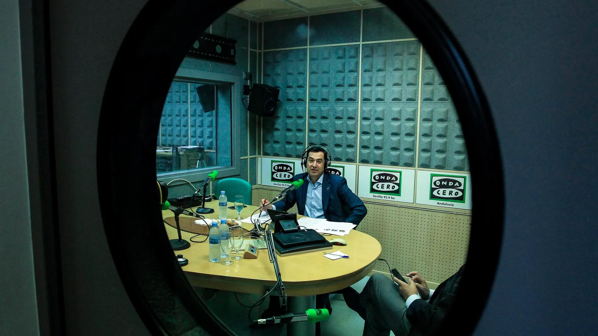 Juanma Moreno durante una entrevista en Onda Cero / Foto: Manuel Olmedo