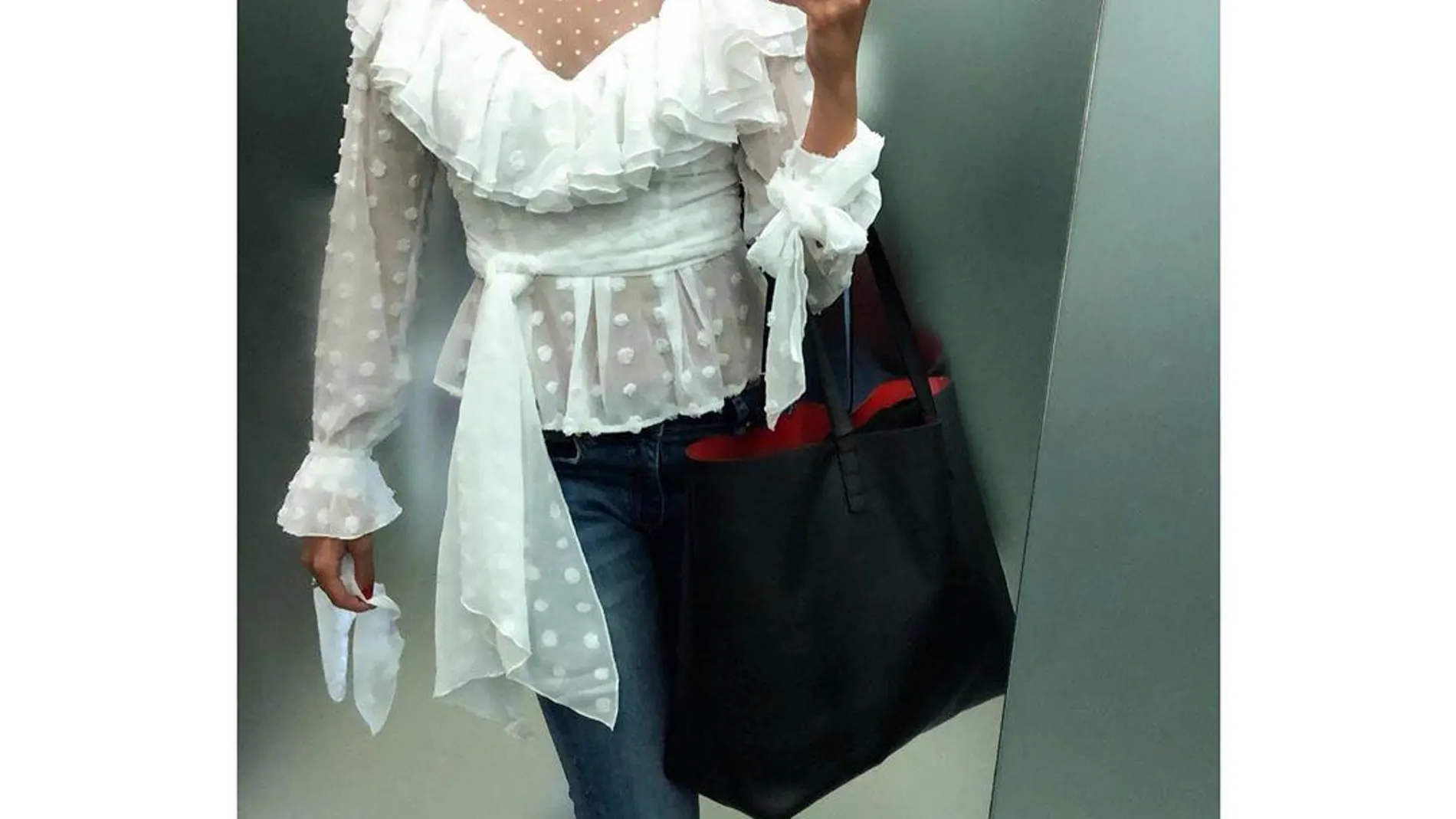 Cristina Pedroche se rinde al plumeti con la blusa más rococó