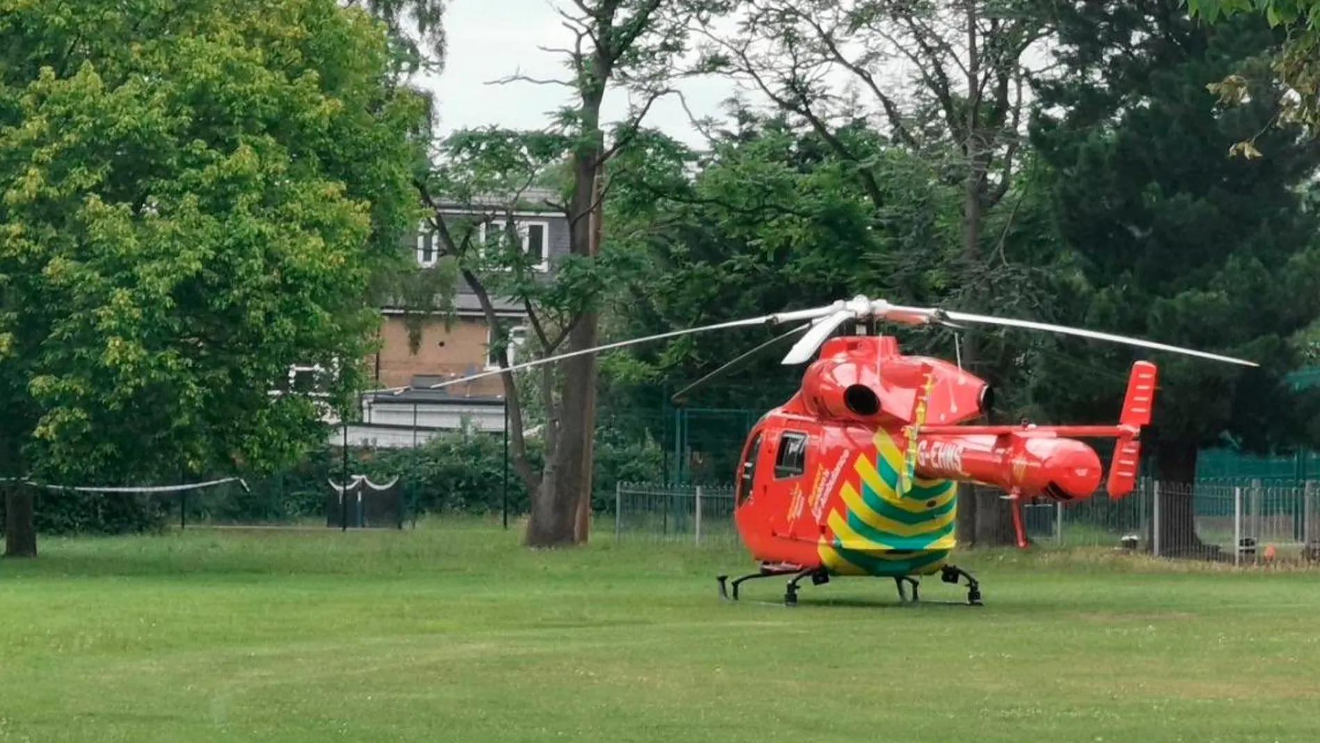 Un helicóptero de ambulancias en el lugar de los hechos