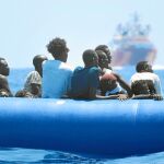 El buque operado por Médicos Sin Fronteras y SOS Mediterráneo rescató ayer a 356 inmigrantes, de ellos 103 son menores de edad / Ap