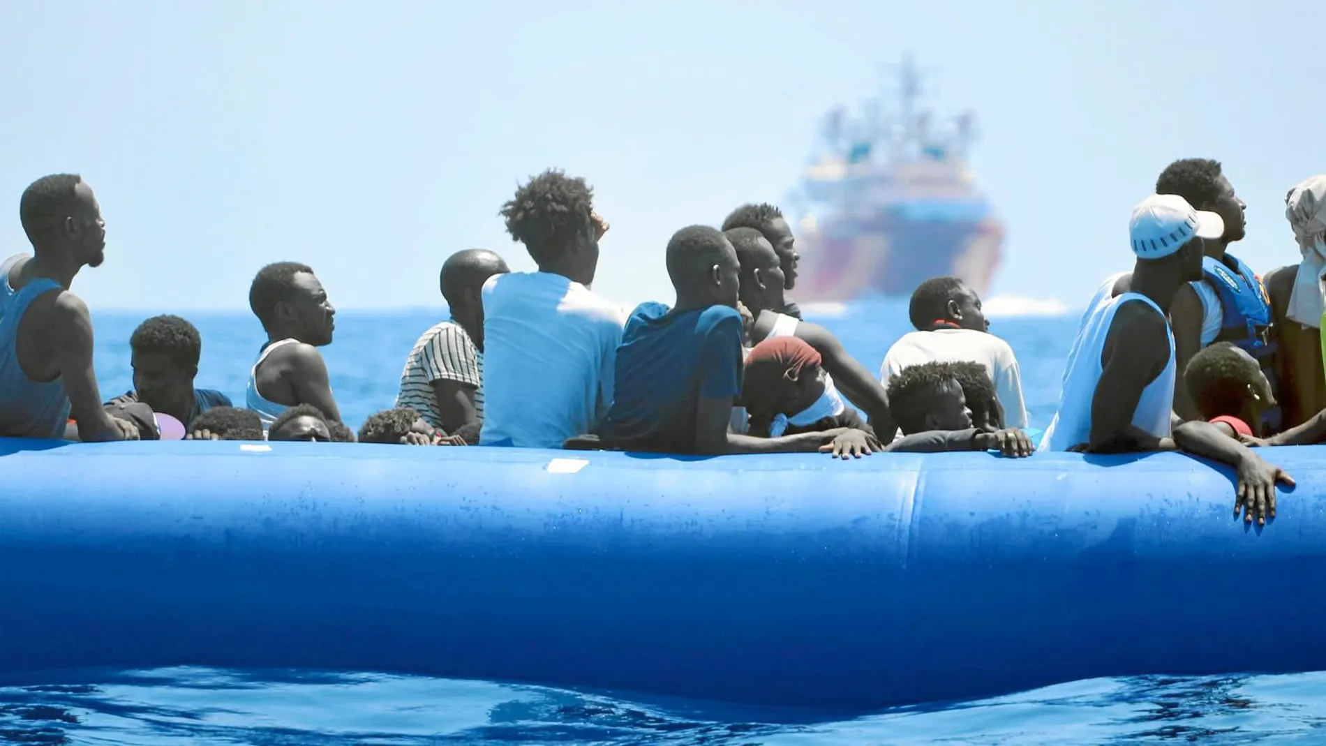 El buque operado por Médicos Sin Fronteras y SOS Mediterráneo rescató ayer a 356 inmigrantes, de ellos 103 son menores de edad / Ap