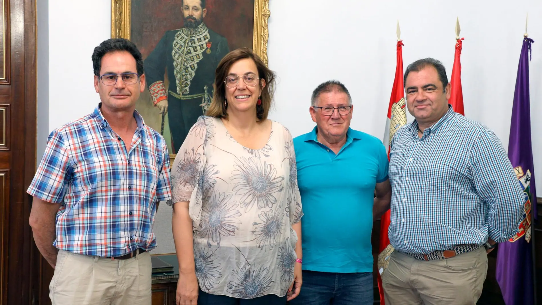 Ángeles Armisén junto con el alcalde Luis Fernando Vela, entre otros