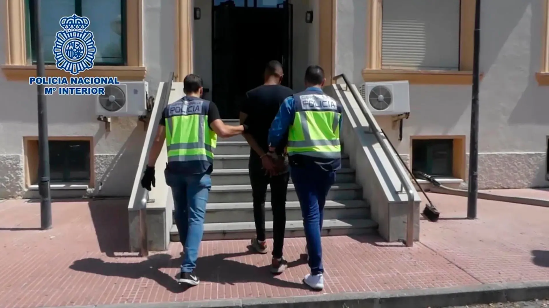El joven, que entrará inmediatamente en prisión, ha sido arrestado como presunto autor de diez delitos de detención ilegal, otros tantos de robo con intimidación y tenencia ilícita de armas