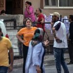 Numerosas personas salieron a la calle tras el temblor/Foto: Ap