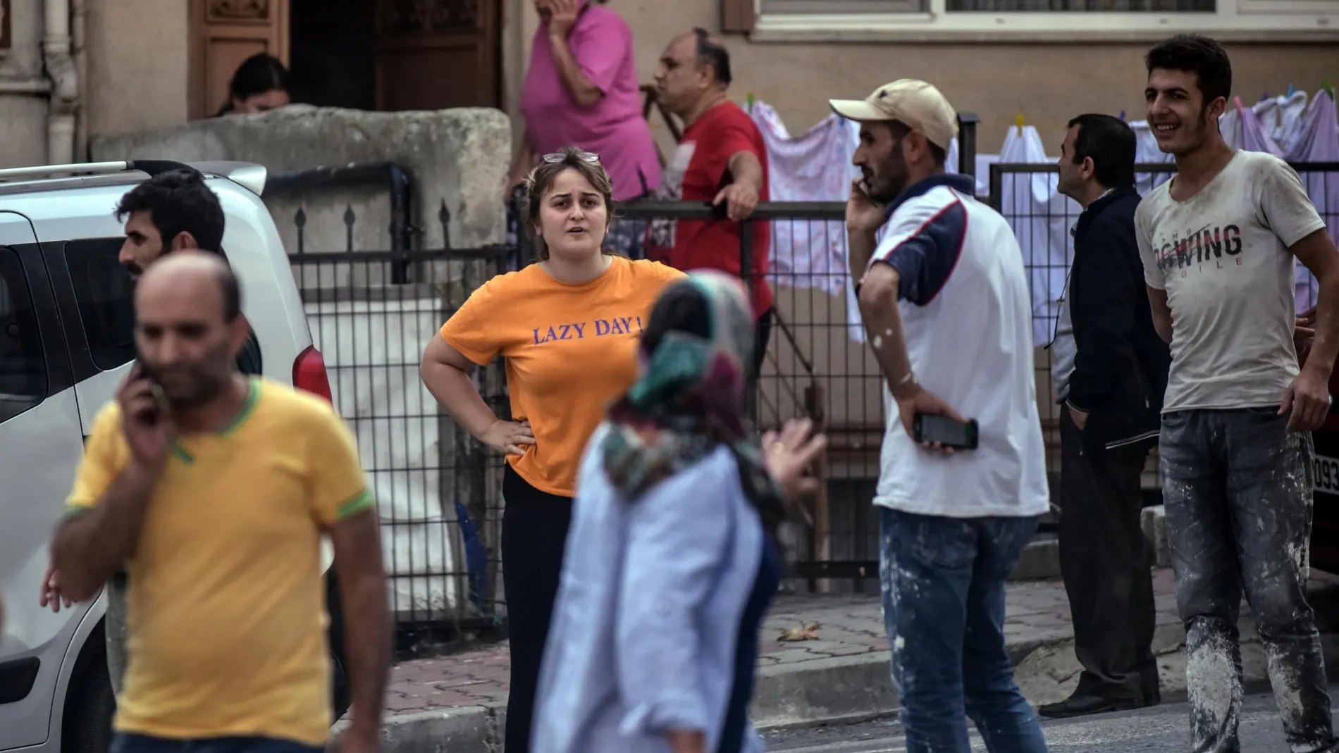 Numerosas personas salieron a la calle tras el temblor/Foto: Ap