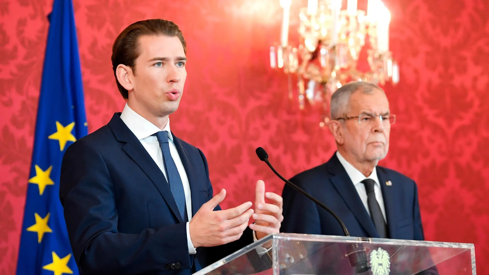 El líder conservador austriaco, Sebastian Kurz, junto al presidente federal, Alexander van der Bellen, ayer en el Palacio de Hofburg de Viena