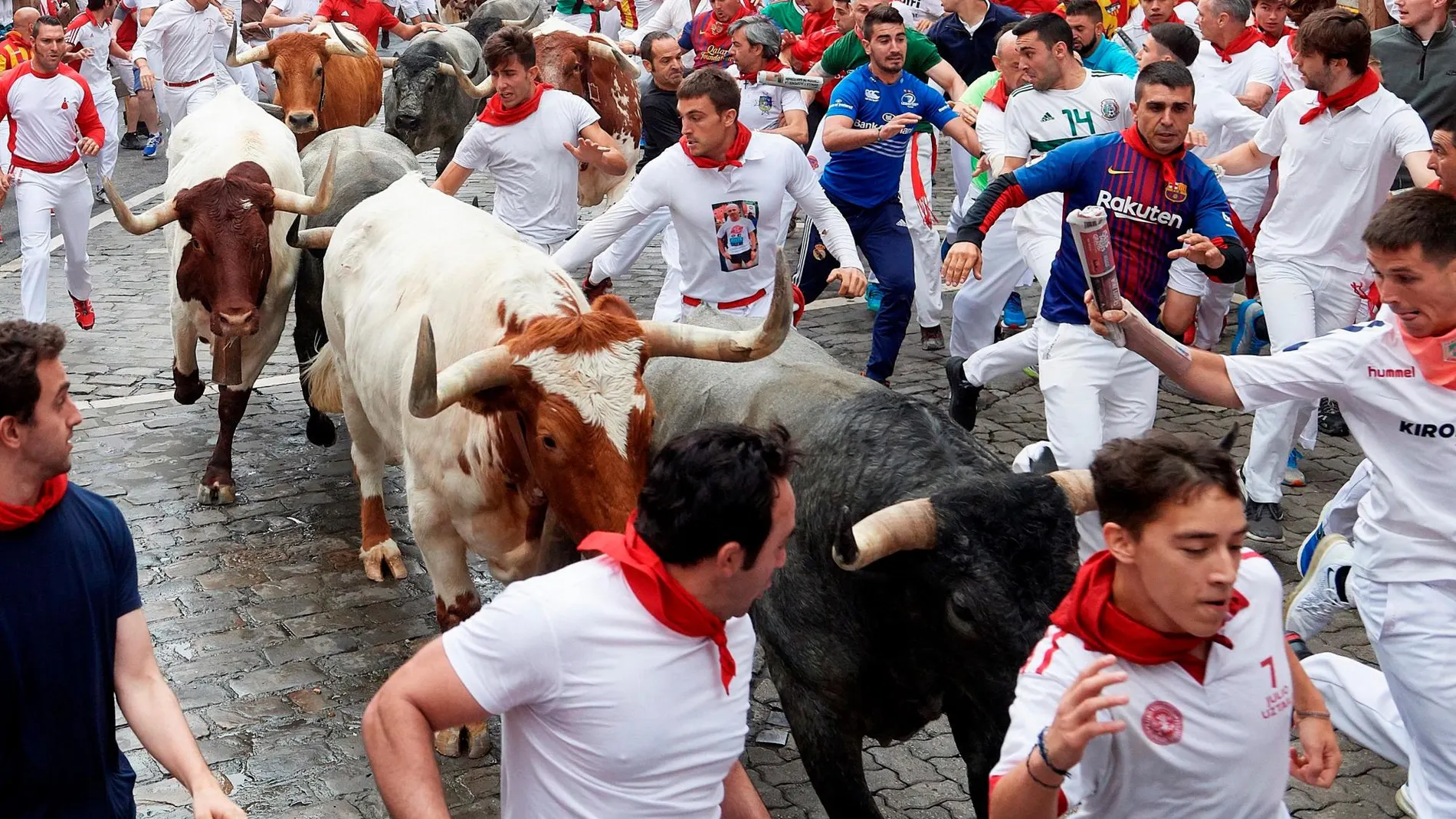 Los toros de la ganadería de José Escolar Gil, de Lanzahíta (Ávila), a su paso por el tramo de Telefónica durante el tercer encierro de los Sanfermines