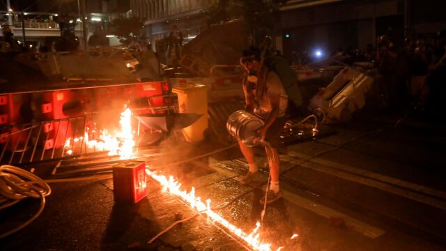 Un manifestante con un bidón de gasolina en las protestas de esta mañana