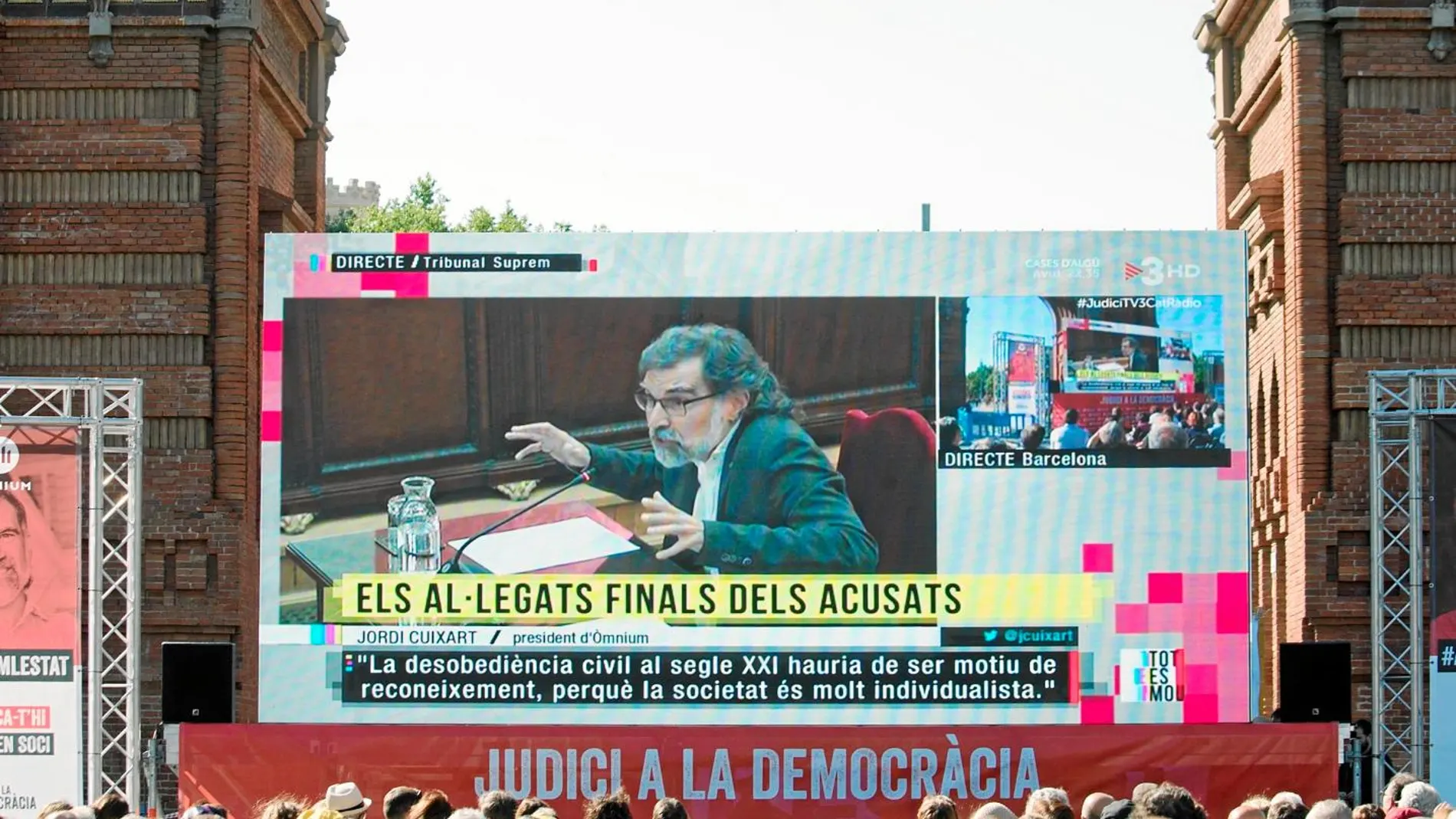 Simpatizantes de los líderes independentistas siguen la declaración final de Jordi Sánchez desde Barcelona / Efe