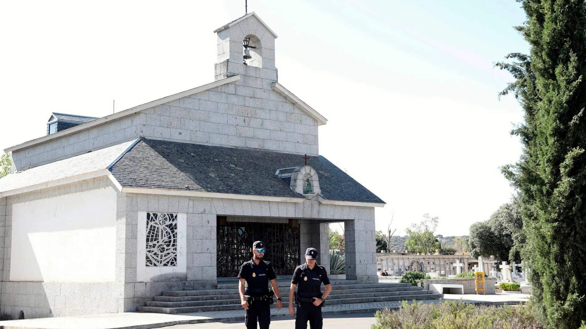 Dos Policías custodian el panteón familiar de los Franco