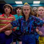 Millie Bobby Brown, Finn Wolfhard, Noah Schnapp, Caleb McLaughlin y Sadie Sink en la temporada 3 de 'Stranger Things'/Netflix