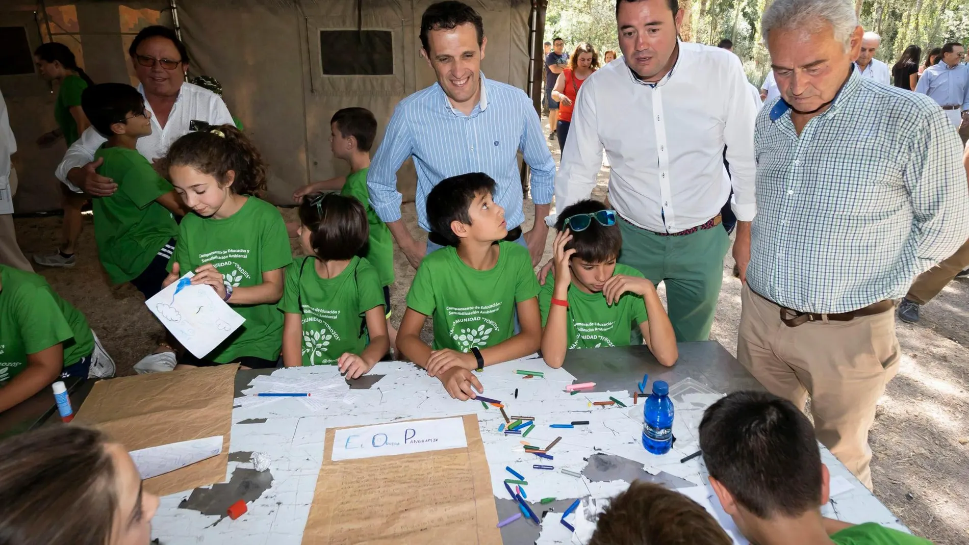 Conrado Íscar, presidente de la Diputación de Valladolid, visita el campamento