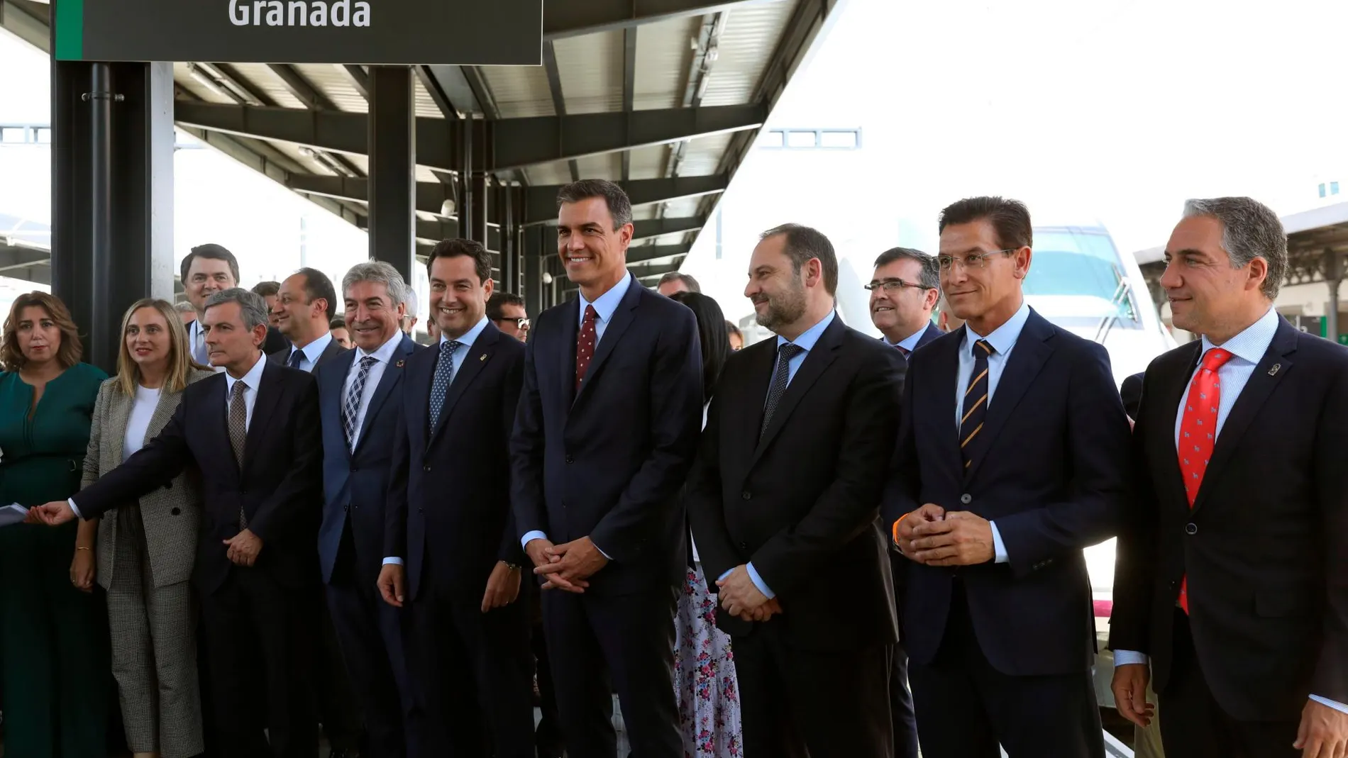 El presidente del Gobierno en funciones, Pedro Sánchez, y el de la Junta, Juanma Moreno (en el centro), ayer en la inauguración del AVE a Granada / Foto: Efe