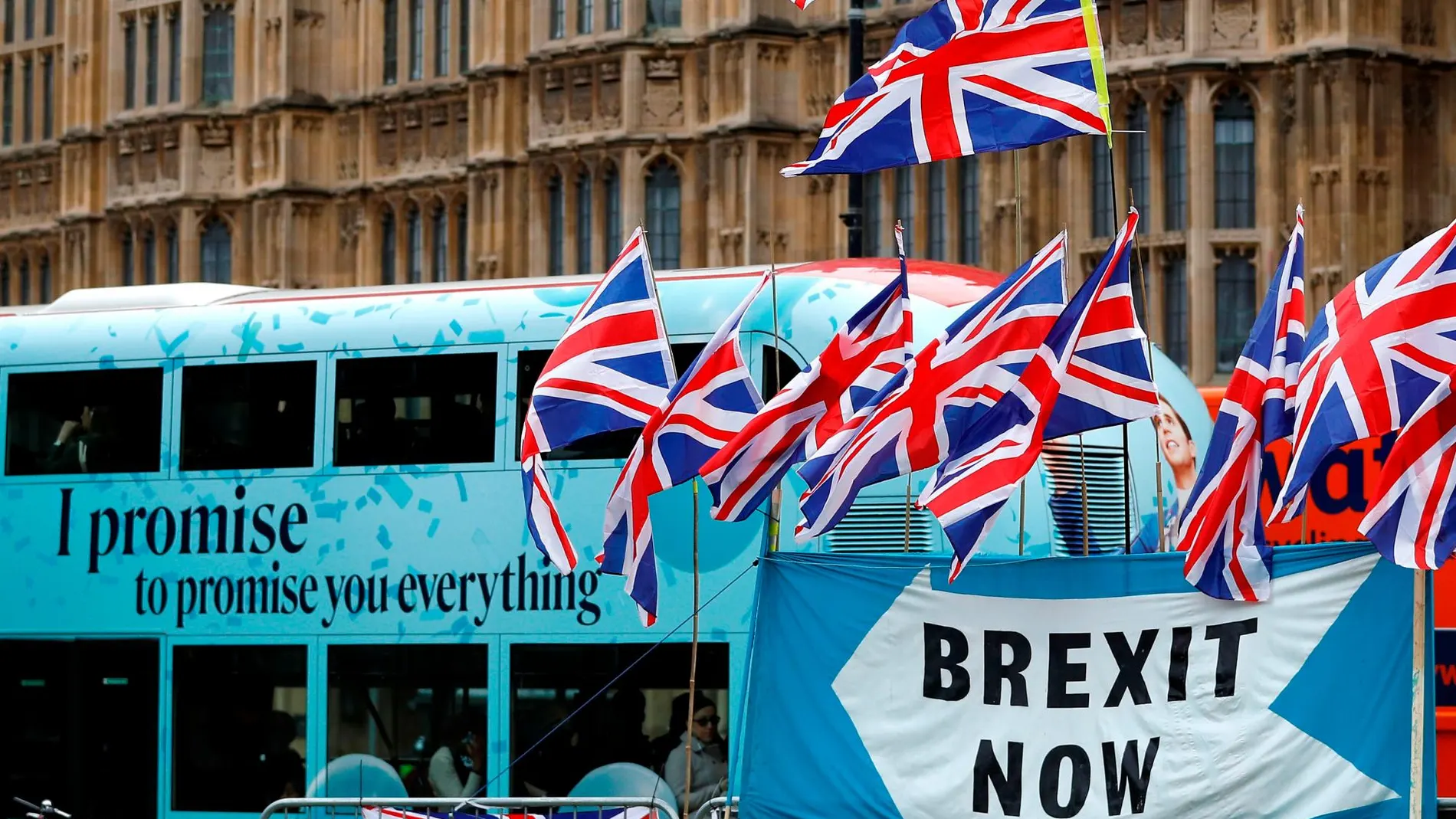 Un autocar hace campaña por el brexit "no"