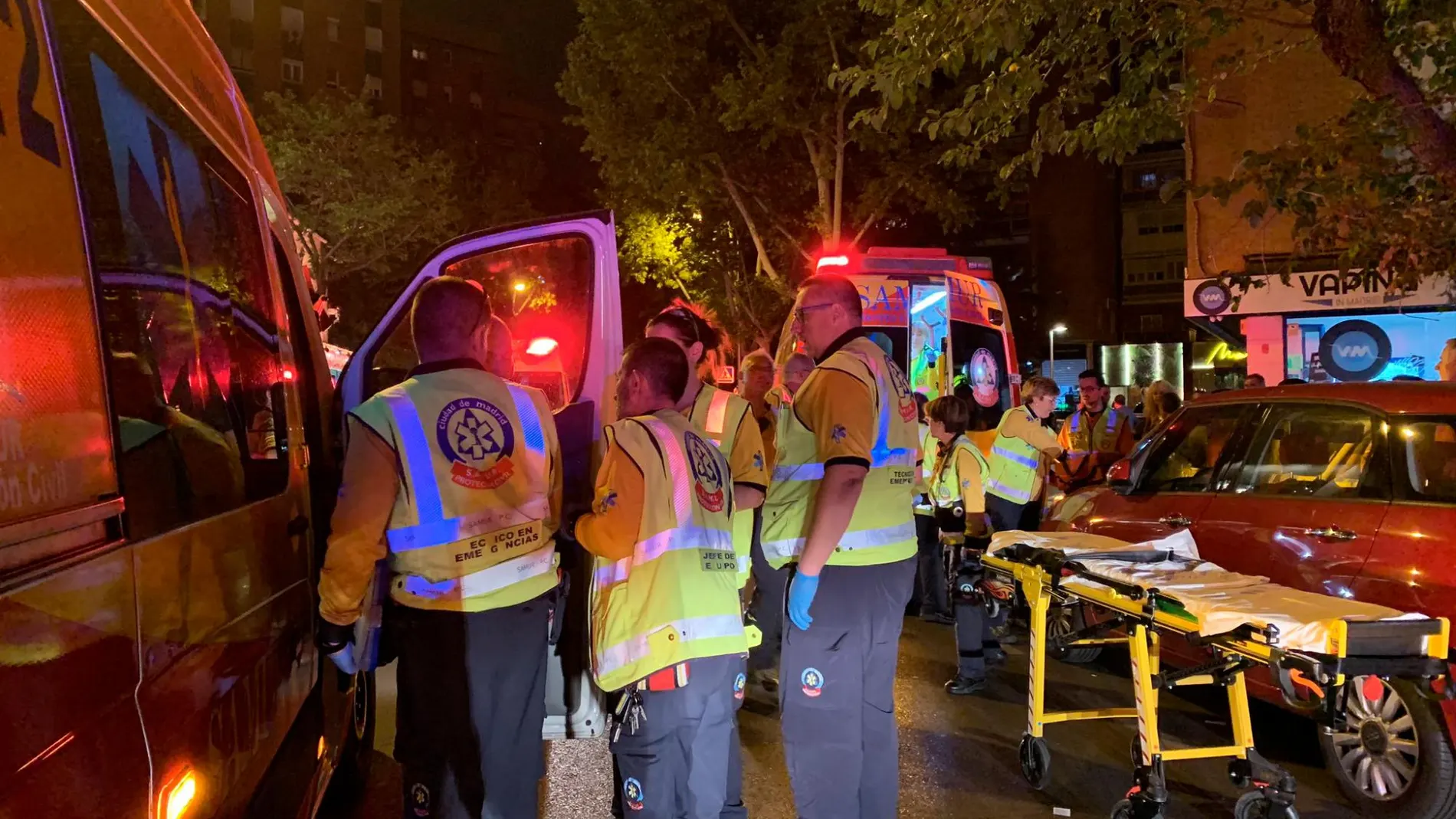 Los sanitarios atendieron a la familia en el lugar del atropello. Foto: Twitter Emergencias Madrid