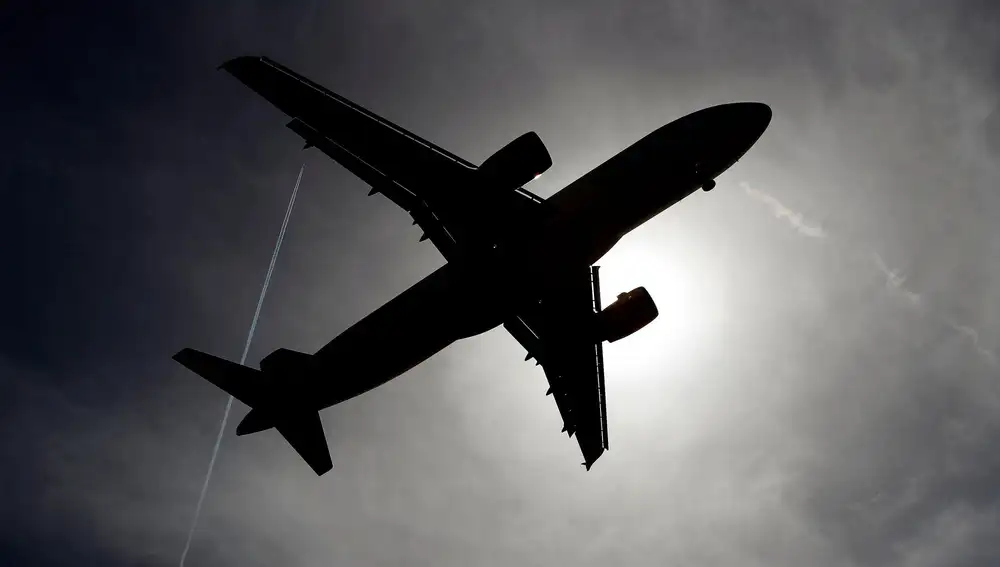 Un avión de Vueling se dispone a aterrizar en el Aeropuerto de Barcelona-El Prat