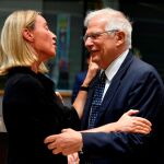 Borrell saluda a Federica Mogherini a su llegada a Bruselas/Reuters