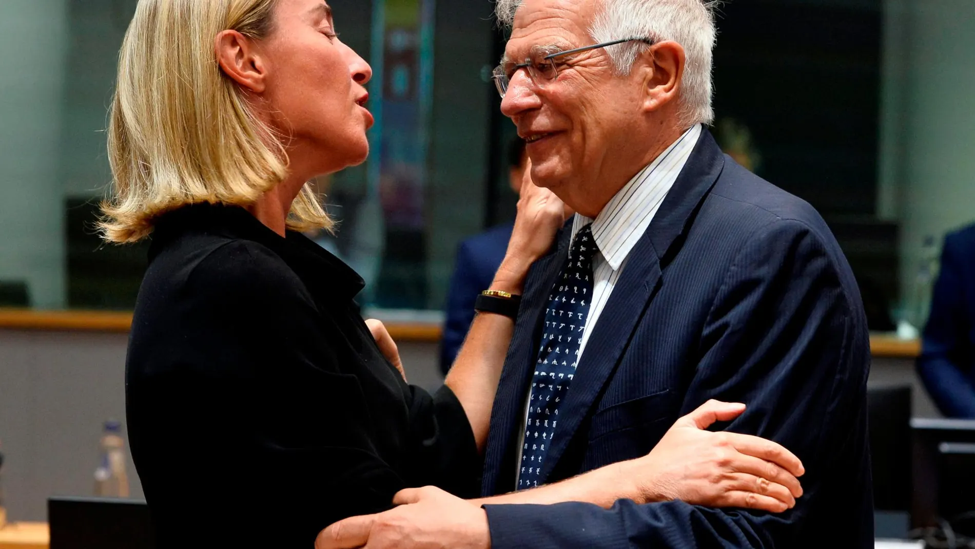 Borrell saluda a Federica Mogherini a su llegada a Bruselas/Reuters