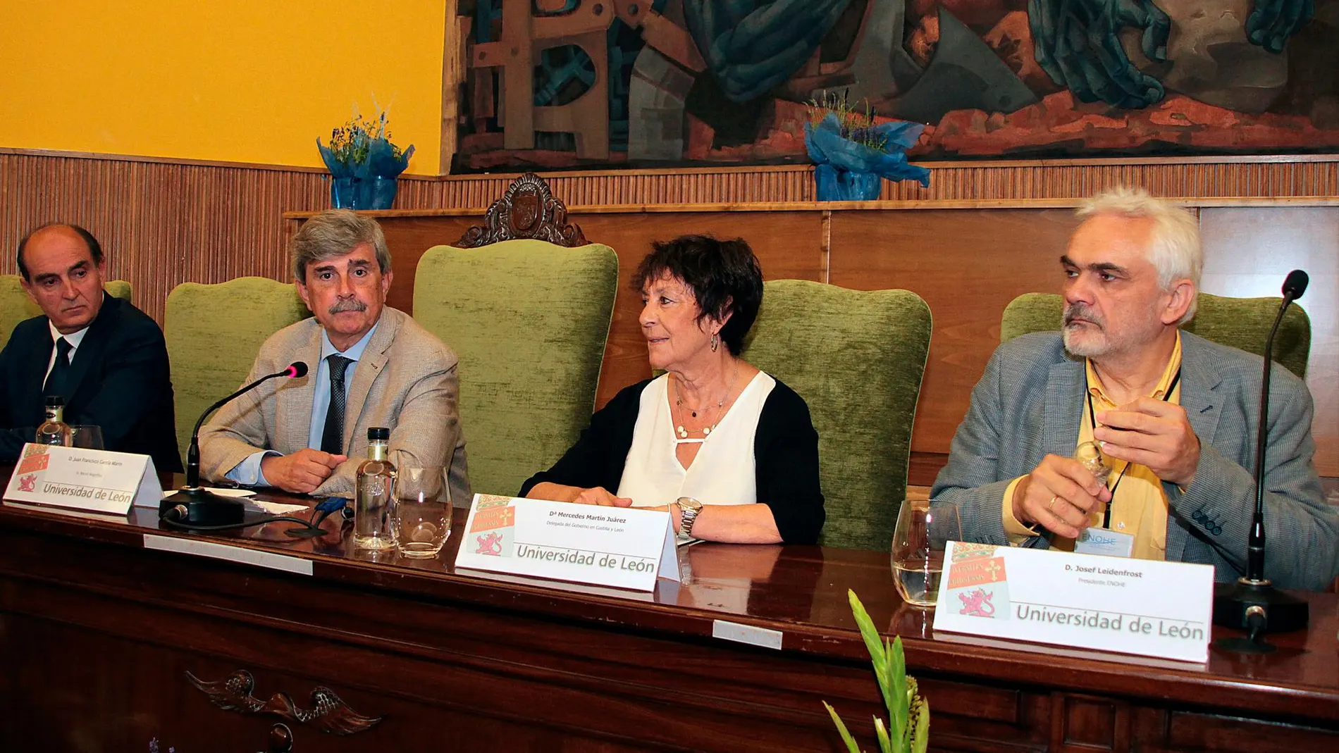 La delegada del Gobierno, Mercedes Martín Juárez; el rector de la ULE, Juan Francisco García; el presidente de ENOHE, Josef Leidenfrost; y el Procurador del Común, Tomás Quintana, inauguran la Asamblea