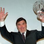 Eddy Merckx, con el trofeo que le reconoce como «Ciclista del Siglo