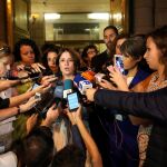 La portavoz del grupo socialista en el Congreso, Adriana Lastra, atiende a la prensa tras la primera reunión, de más de cuatro horas de duración, con Unidas Podemos.