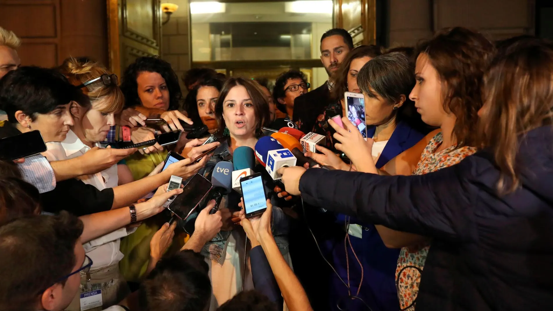 La portavoz del grupo socialista en el Congreso, Adriana Lastra, atiende a la prensa tras la primera reunión, de más de cuatro horas de duración, con Unidas Podemos.
