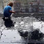 Un niño juega con el agua en una plaza de Barcelona/Efe
