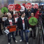 Miembros de la Plataforma Stop Desahucios en una protesta en Vizcaya