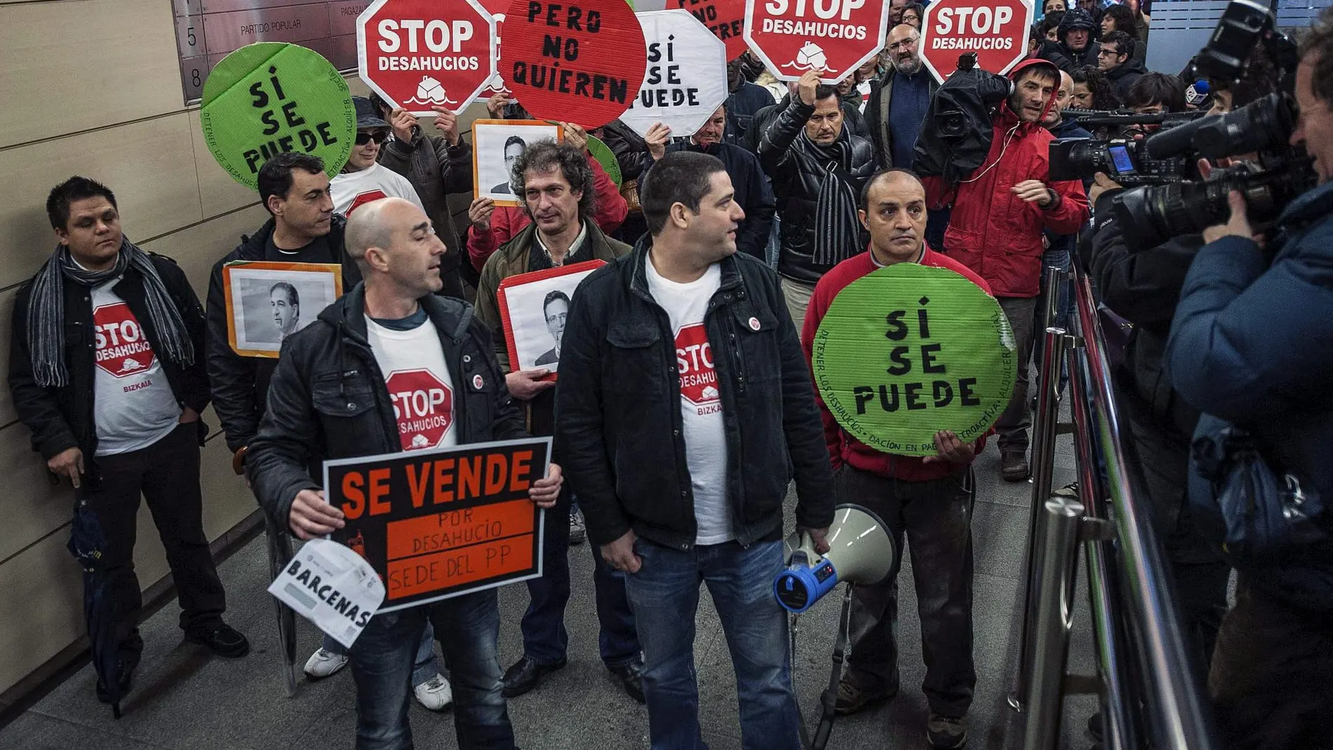 Miembros de la Plataforma Stop Desahucios en una protesta en Vizcaya