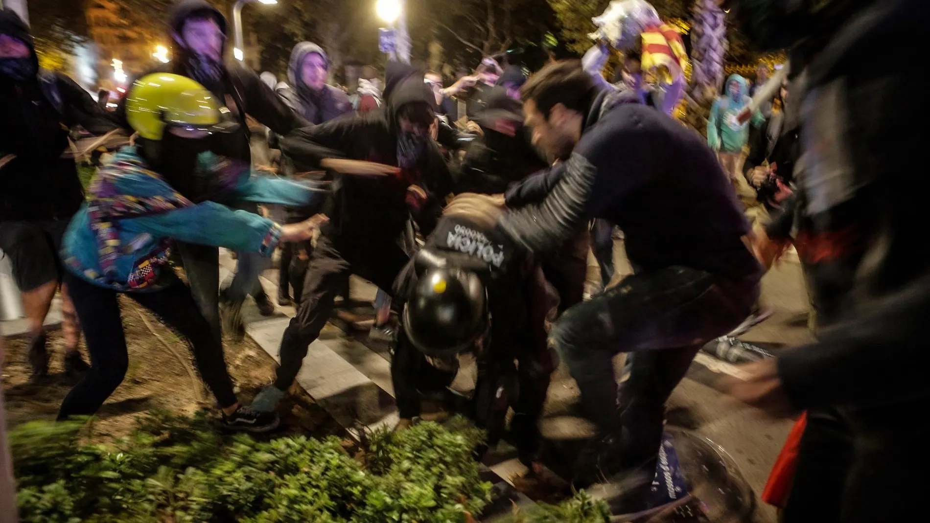 Mossos agredidos por manifestantes en la protesta del martes en Barcelona