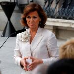La vicepresidenta del gobierno Carmen Calvo realiza declaraciones en el patio del Congreso, durante la segunda jornada del debate de investidura de Pedro Sánchez