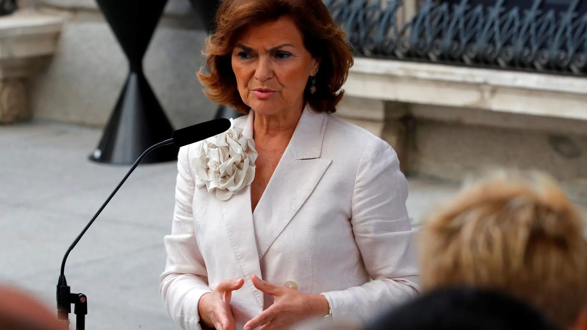 La vicepresidenta del gobierno Carmen Calvo realiza declaraciones en el patio del Congreso, durante la segunda jornada del debate de investidura de Pedro Sánchez