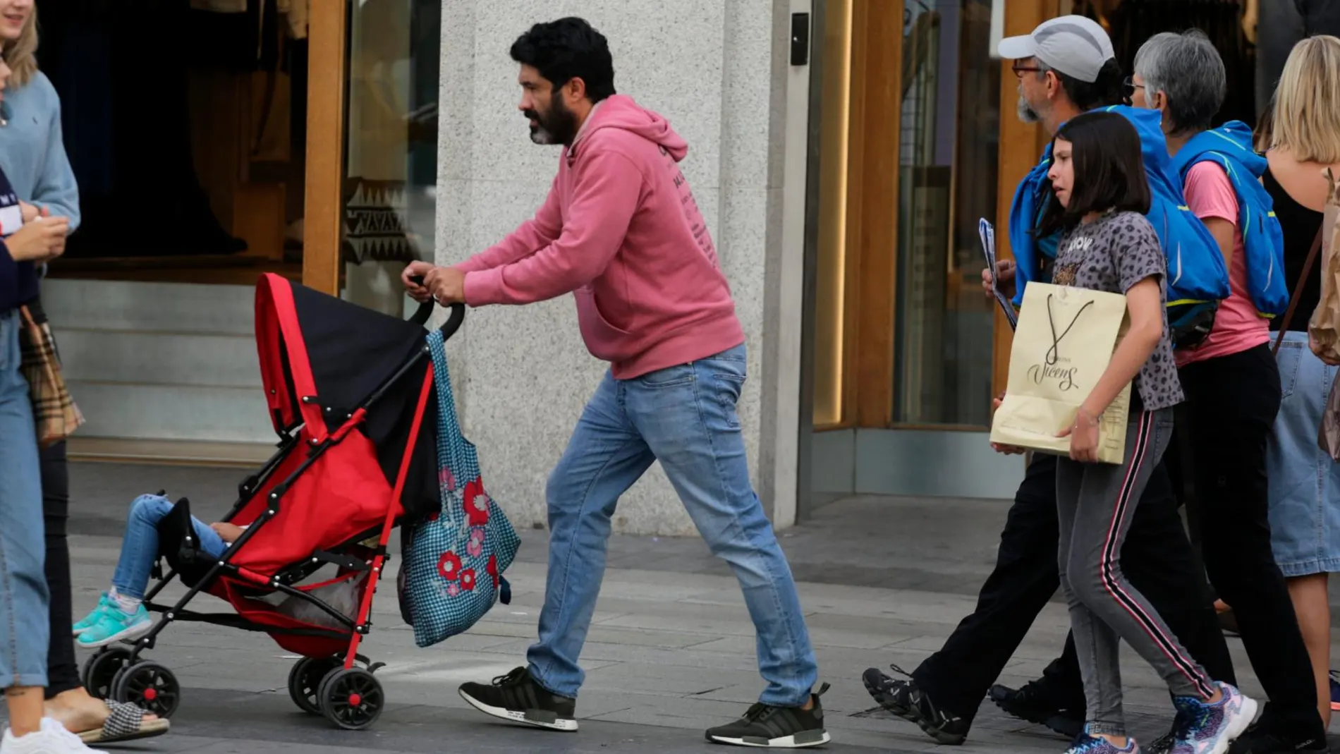 Un padre con su hijo paseando por la ciudad