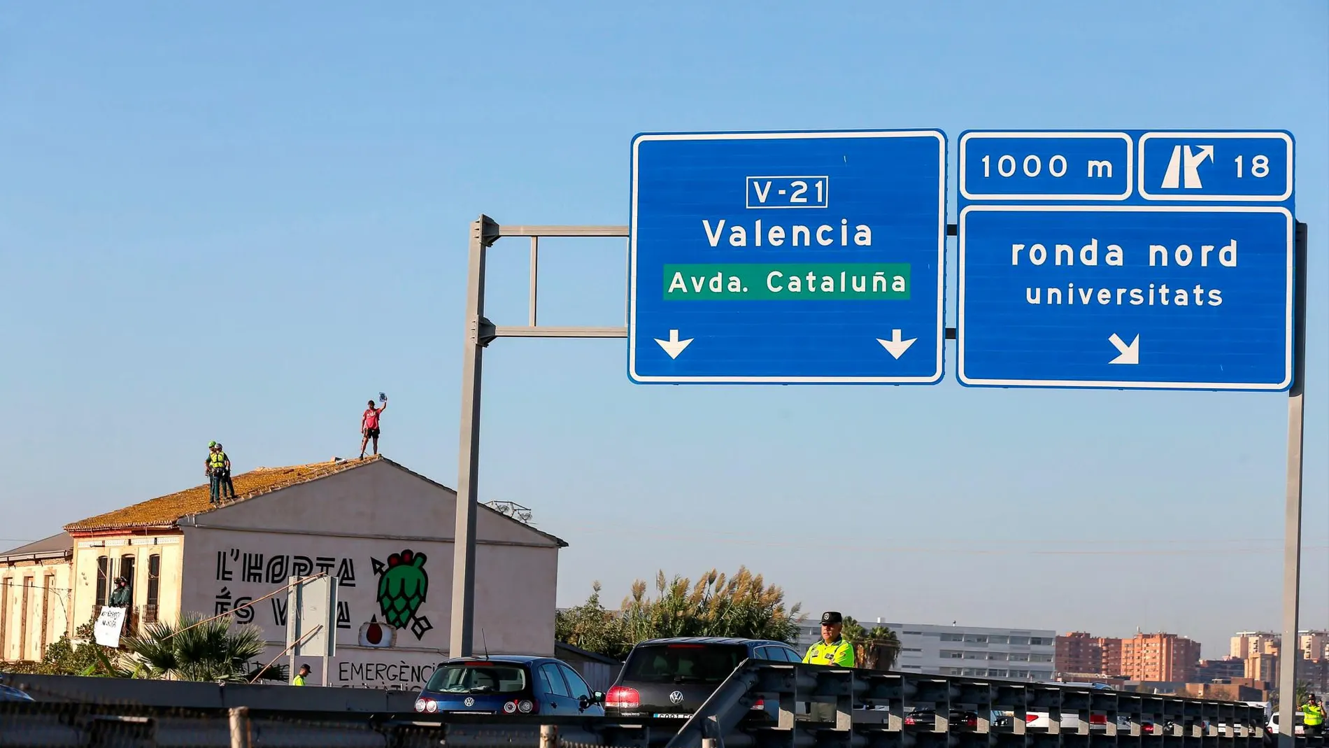 Un centenar de efectivos desalojan una alquería en Valencia y detienen a cuatro personas