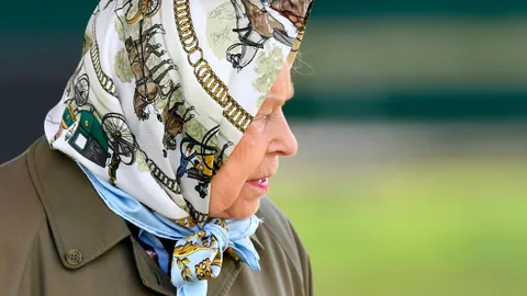 La reina Isabel II en una imagen de archivo marcando estilo.