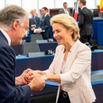 El vicepresidente del Grupo del Partido Popular Europeo (PPE) en el Parlamento Europeo, Esteban González Pons, felicita a Ursula Von der Leyen tras la elección de ésta como nueva presidenta de la Comisión Europea, hoy en Estrasburgo