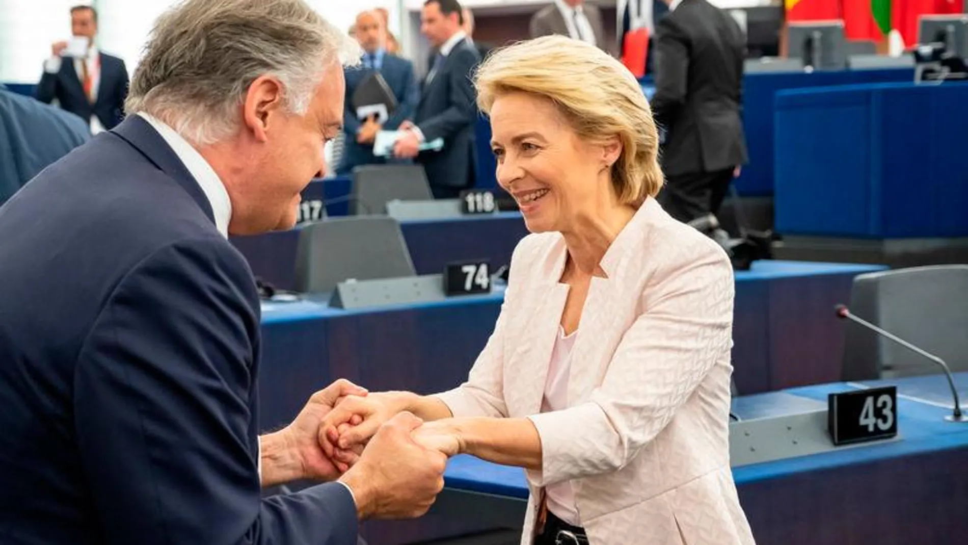 El vicepresidente del Grupo del Partido Popular Europeo (PPE) en el Parlamento Europeo, Esteban González Pons, felicita a Ursula Von der Leyen tras la elección de ésta como nueva presidenta de la Comisión Europea, hoy en Estrasburgo
