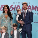 Pilar Rubio y Sergio Ramos posan con sus tres hijos en la presentación de la serie sobre el futbolista