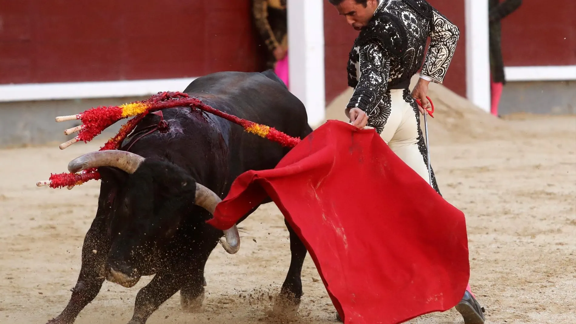 El diestro Juan Ortega, durante la lidia con el primero de los de su lote en la corrida de toros celebrada en Las Ventas / Efe