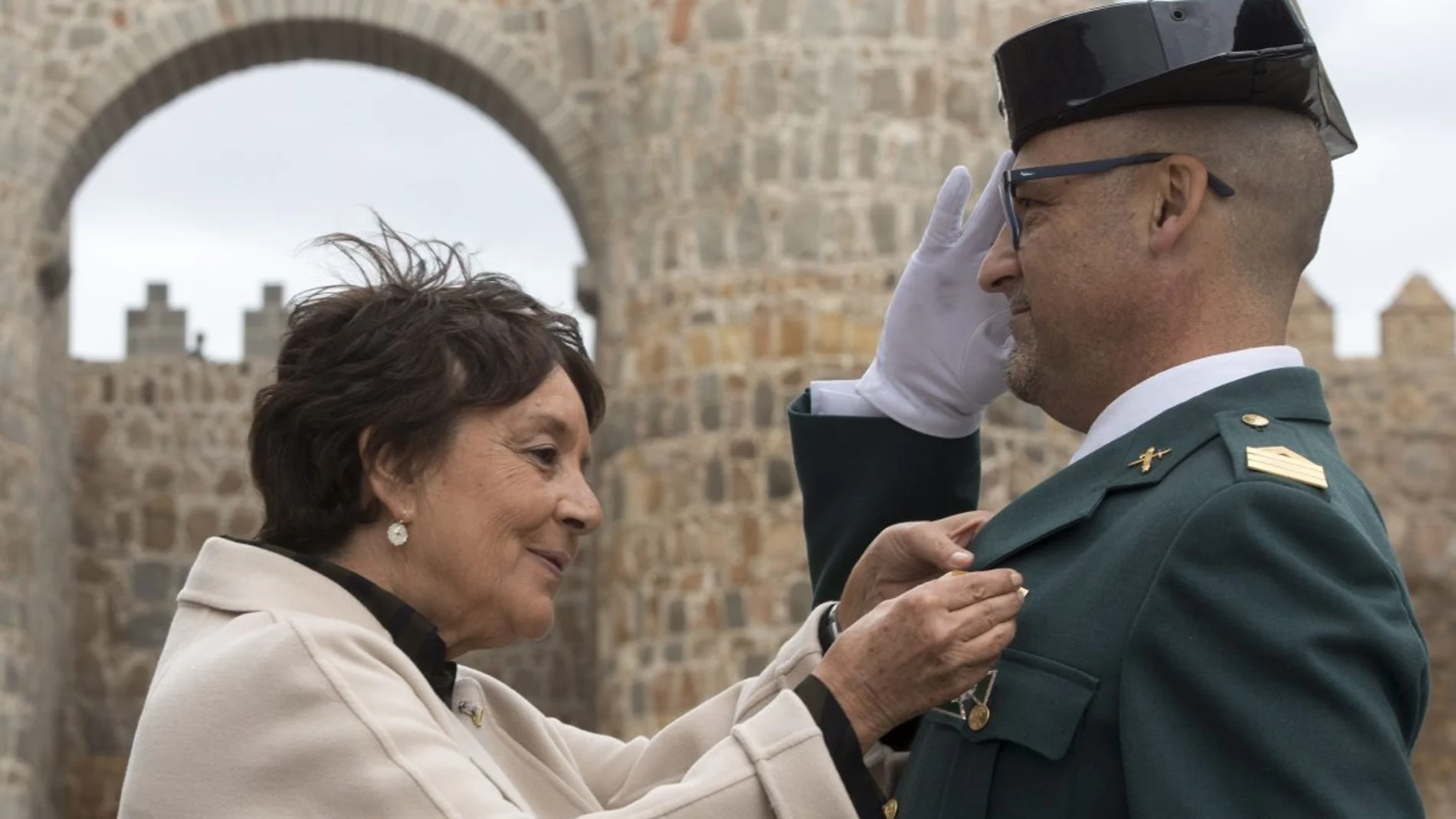 La delegada del Gobierno, Mercedes Martín, preside los actos del Día de la patrona de la Guardia Civil, la Virgen del Pilar, en Ávila