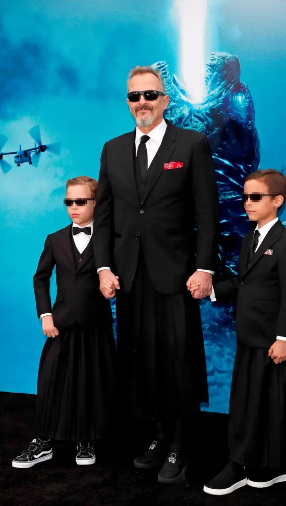 Miguel Bosé, con sus hijos Tadeo y Diego, en la premiere de Godzilla, en Hollywood