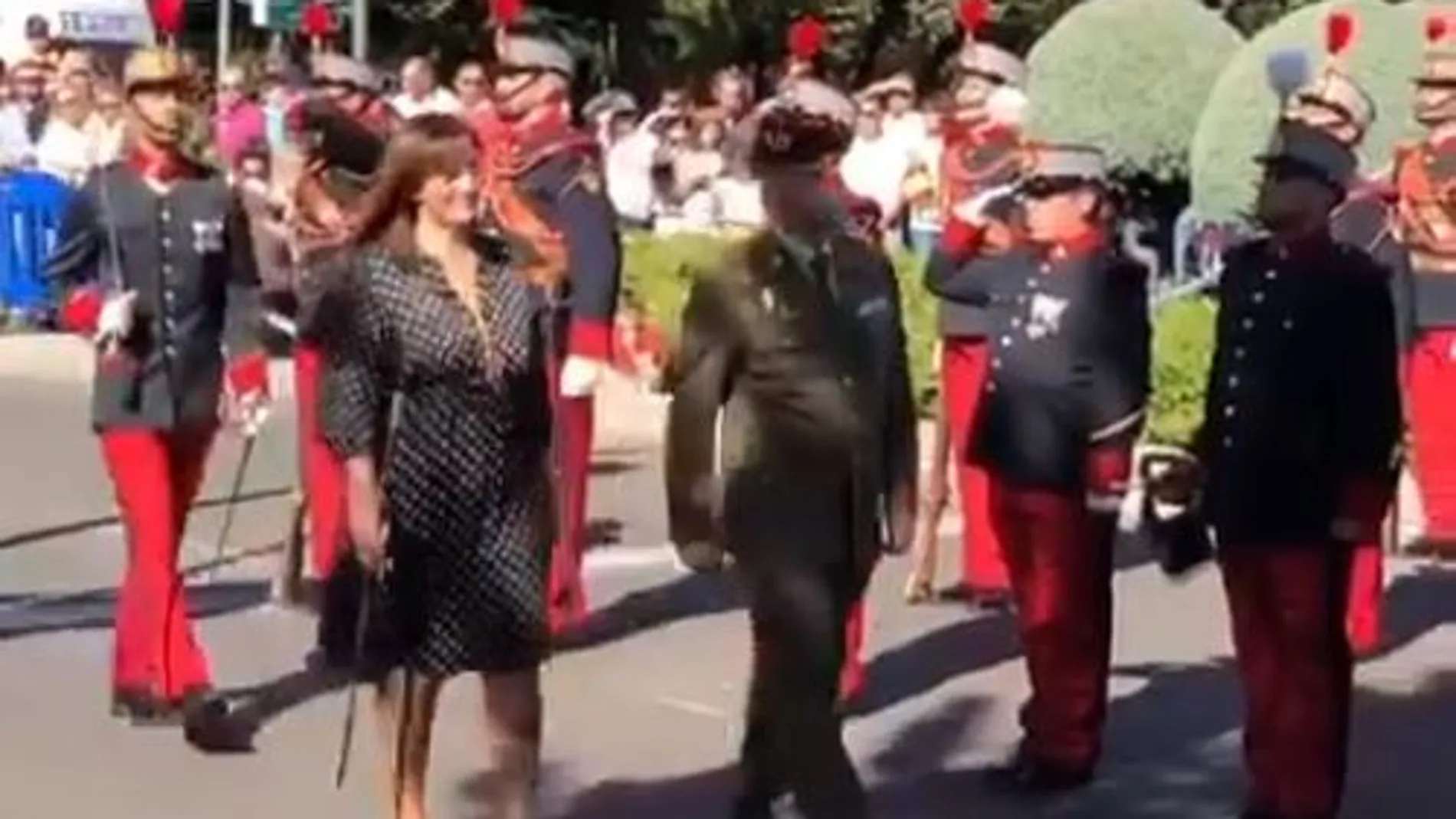 La alcaldesa, Susana Pérez Quislant, y el coronel Miguel Rodríguez Reboiro, jefe del Regimiento de Infantería "Inmemorial del Rey Nº1", han presidido el acto de homenaje