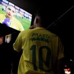 Una niña ve el mensaje de la futbolista Marta por televisión
