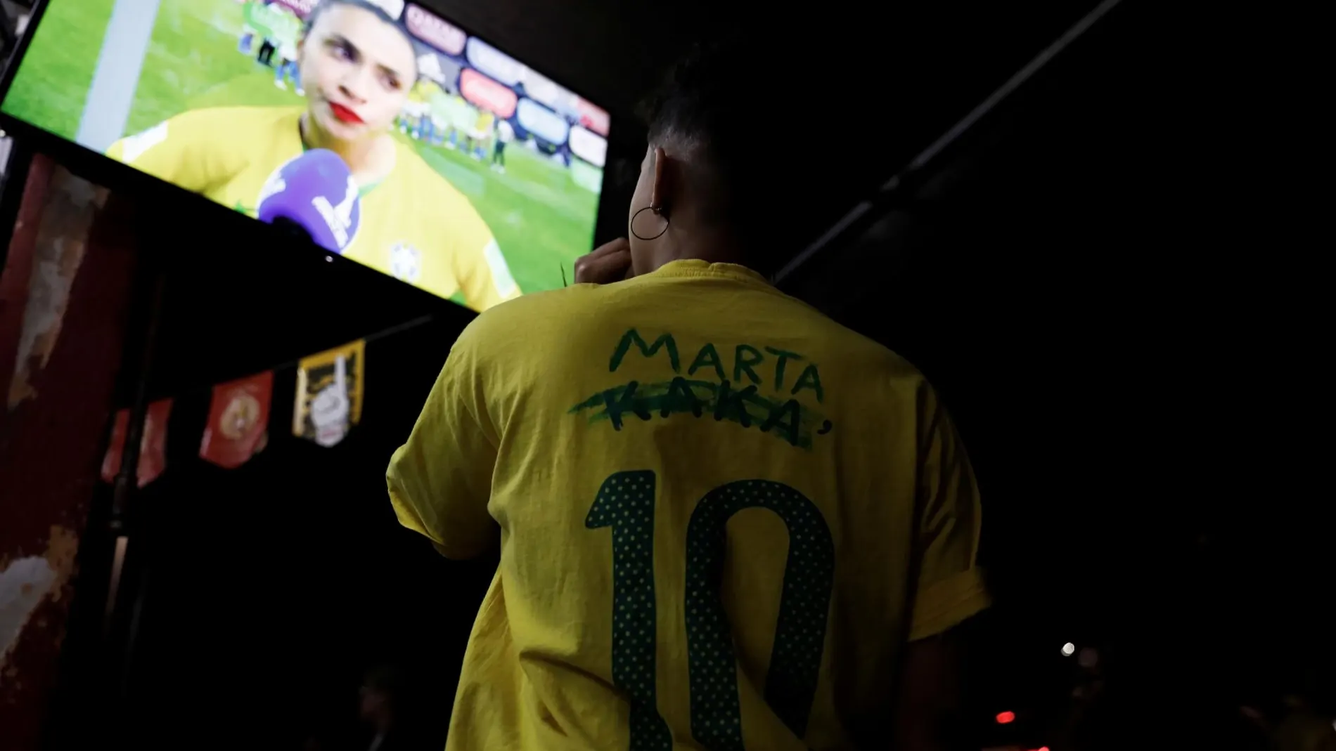 Una niña ve el mensaje de la futbolista Marta por televisión