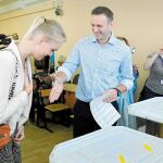 El líder opositor Alexei Navalny saluda a una joven al depositar su voto ayer para las elecciones a la Duma de la ciudad de Moscú