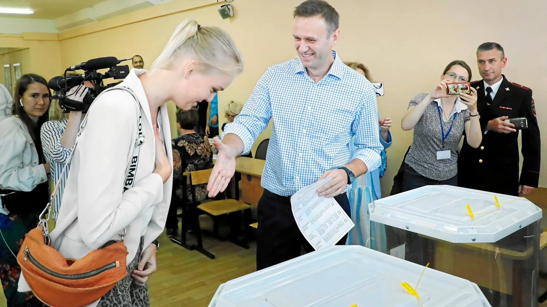 El líder opositor Alexei Navalny saluda a una joven al depositar su voto ayer para las elecciones a la Duma de la ciudad de Moscú