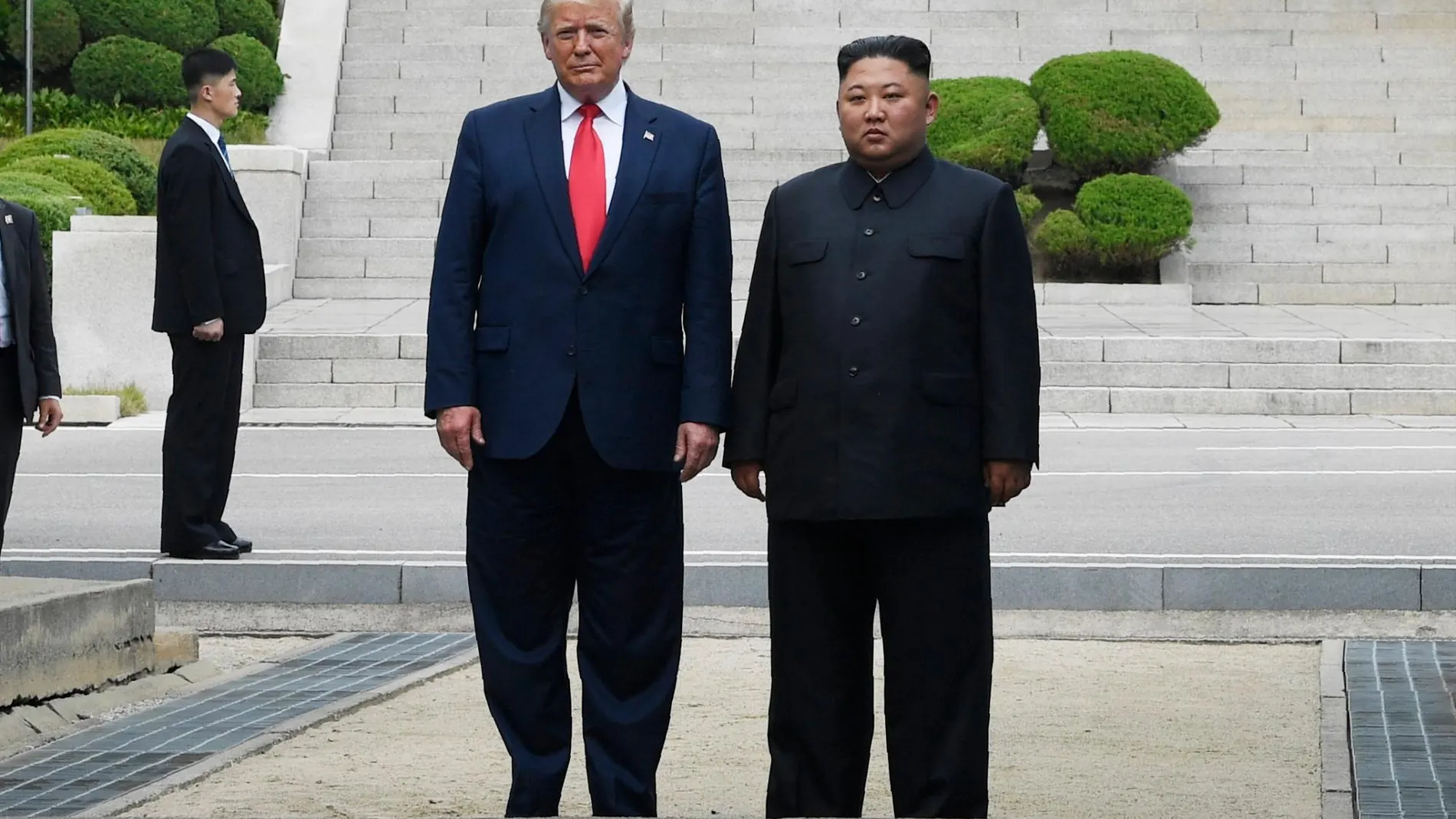 Donald Trump y líder de Corea del Norte, Kim Jong Un, en el lado norcoreano del Área de Seguridad Conjunta que conecta las dos Coreas